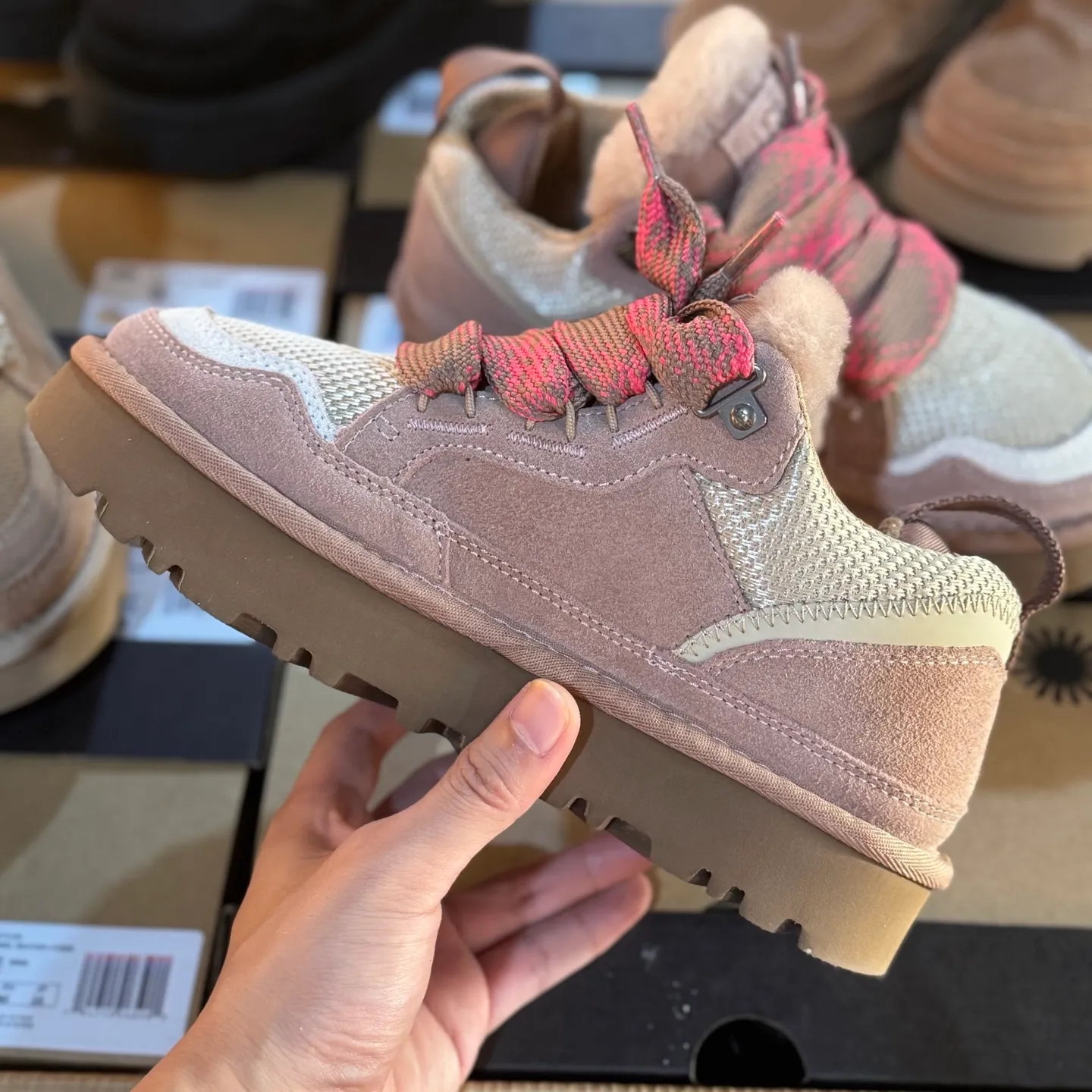 Local 💰600 OEM grade 4032 Mel series, top workmanship, super stable version ✔️ Good looks and texture, suede leather + low-key logo show retro, classic two-color shoelaces can be worn as two shoes ✔️ So comfortable that you want to weld your feet, ultra-light material + 5cm thick sole, increase height without tiring the feet, wool insoles are warm and breathable, no pressure for commuting and shopping all day long ✔️ I love the details: wide shoelaces for photos. Sizes 34-40 are suitable for a variety of foot types. Slight stains can be wiped clean with a damp cloth. The loose feeling in early autumn is all due to it. You can close your eyes and avoid stepping on thunder! 👟